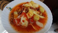 Selain gaya Betawi, ada juga asinan Bogor yang terkenal enak. Salah satunya dijual di Suryakencana bernama Asinan Ahauw. Racikan buahnya lengkap dan bisa dipilih sendiri. Mulai dari ubi, bengkuang, pepaya, kedondong, salak, buah menteng, mangga, nanas. Taburan kacang tanah goreng menyempurnakan rasanya. Foto: dok. detikFood