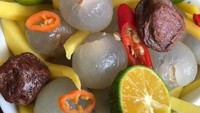 Beberapa penjual asinan menawarkan racikan kuah tanpa cuka. Seperti di Asinan Kiamboy yang juga memakai kiamboy, sejenis buah plum yang dikeringkan. Buah lainnya ada lengkeng, mangga, dan jambu biji. Foto: Instagram asinan_kiamboy