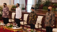 Fakta kedua bahwa pembayaran gaji ke 13 tidak untuk pejabat negara yakni Menteri, anggota DPR dan seluruh pejabat tinggi seperti Presiden. ANTARA FOTO/Hafidz Mubarak A  