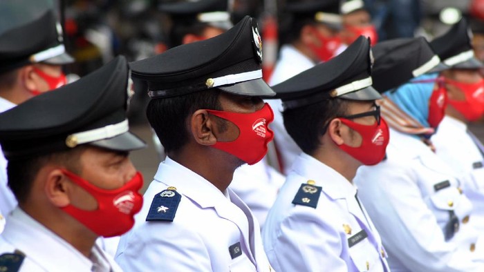 Sejumlah pejabat di lingkungan Pemerintah Kota Bogor menggunakan masker saat pelantikan di Plaza Balaikota Bogor, Jawa Barat, Kamis (6/8/2020). Sebanyak 300 pejabat tersebut dilantik secara daring dan di luar ruangan dengan penerapan protokol kesehatan sebagai upaya pencegahan penularan pandemi COVID-19 di masa PSBB Pra-Adaptasi Kebiasaan Baru (AKB) di wilayah Kota Bogor. ANTARA FOTO/Arif Firmansyah/nz