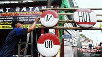 Warga tampak membuat gapura di jalan masuk ke pemukiman.