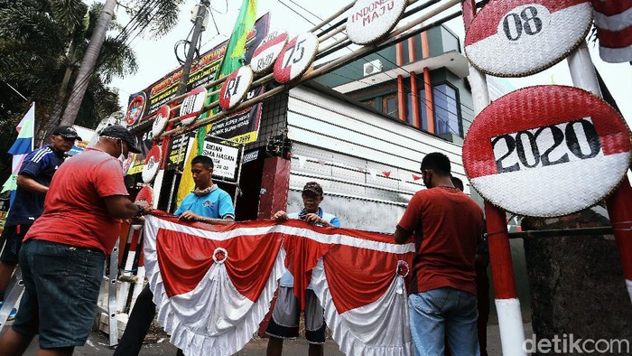 Gang-gang di Lubang Buaya Berhias Merah Putih Hari kemerdekaan Indonesia sebentar lagi tiba. Warga pun telah menghias kampung mereka dengan pernak-pernik merah putih. Seperti terlihat di Lubang Buaya, Jakarta.