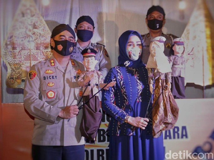 Gerakan Jatim Bermasker terus digalakkan dalam upaya pencegahan penyebaran COVID-19. Setelah melibatkan pendekar, muslimat serta PKK untuk pembagian masker, kali ini polisi menjadi dalang wayang golek dan sinden.