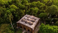 Ini adalah The Nine Dome Mosque masjid kuno yang berada di Bangladesh. Bangunan ini terancam keropos karena hantaman banjir dan rosi air asing. Maka itulah bangunan ini terdaftar dalam Google Arts & Culture untuk program Heritage on the Edge. (Google Arts & Culture)