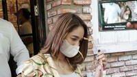 Hana pun bersikeras menyebutkan jika saat penangkapan dirinya tengah berganti baju untuk job foto seksi. Pool/Palevi S/detikFoto.