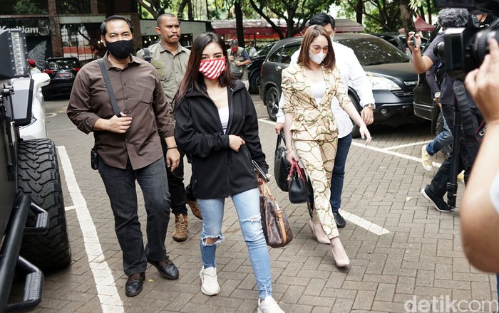 Hana Hanifah dan Nabila Aprillya saat ditemui di Polda Metro Jaya.