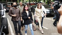 Nabilla Aprillya dan Hana Hanifah saat ditemui di Polda Metro Jaya pada Senin (10/8). Pool/Palevi S/detikFoto.