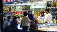 Hal ini membuat toko perhiasan emas di Melawai Plaza, Jakarta, ini diserbu warga untuk menjual kembali emas mereka.