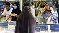 Seorang pegawai tengah melayani konsumen.