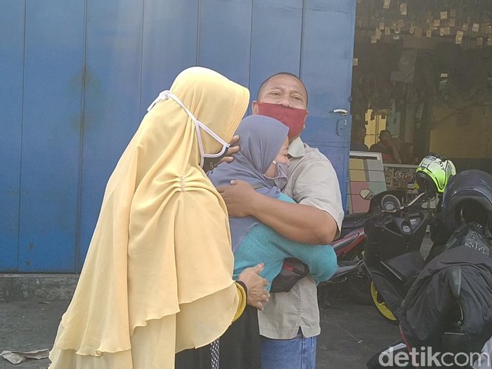 Ibu dan ayah korban pembunuhan sadis sepasang kekasih di Kota Pekalongan, Senin (10/8/2020).