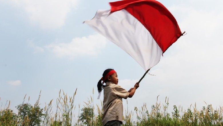 Ilustrasi Bendera Merah Putih, Bendera Indonesia Beautiful young mother with her daughter celebrating indonesia independence day by raising flag under the sunset sky