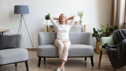 Ilustrasi wanita duduk di sofa