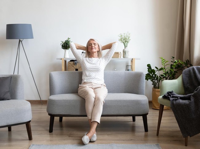 Ilustrasi wanita duduk di sofa