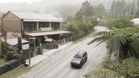 Gunung Sinabung sebelumnya dua kali erupsi pada Sabtu (8/8/2020). Sejumlah wilayah di Karo tertutup abu vulkanik akibat hujan abu setelah gunung meletus.