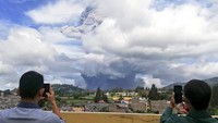 Kolom abu tersebut terlihat berwarna kelabu dan mengarah ke timur serta tenggara. Warga di sekitar gunung diminta waspada terhadap hujan abu vulkanik dan lahar.  