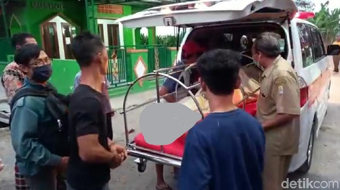 Jenazah pasutri korban tewas kecelakaan tol Cipali, tiba di rumah duka di Tegal, Senin (10/8/2020).