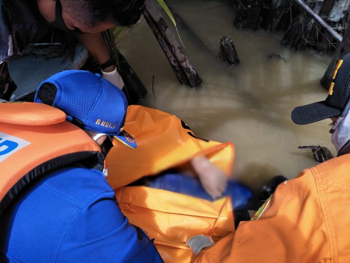 Jenazah salah satu polisi yang hilang di laut Kaltara, Brigadir Ivan Dilasman ditemukan oleh Tim SAR