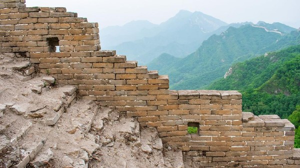 Untuk mencapai Tembok Besar China di Jiankou, traveler diketahui harus melakukan hiking lebih dulu selama 45 menit ke atas gunung. Diketahui, bagian tembok di sini memang memanjang sekitar 20 Km di atas pegunungan (Amanda Ruggeri/BBC). Untuk mencapai Tembok Besar China di Jiankou, traveler diketahui harus melakukan hiking lebih dulu selama 45 menit ke atas gunung. Diketahui, bagian tembok di sini memang memanjang sekitar 20 Km di atas pegunungan (Amanda Ruggeri/BBC).