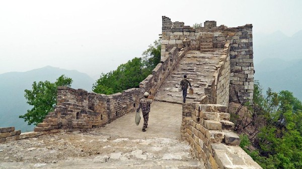 Hanya tak seperti bagian lainnya di Badaling atau Mutianyu, Tembok Besar China di Jiankou bernasib miris. Traveler yang datang ke sisi ini tak akan menemukan toko suvenir, gondola atau pun gerai Starbuck (Amanda Ruggeri/BBC). Hanya tak seperti bagian lainnya di Badaling atau Mutianyu, Tembok Besar China di Jiankou bernasib miris. Traveler yang datang ke sisi ini tak akan menemukan toko suvenir, gondola atau pun gerai Starbuck (Amanda Ruggeri/BBC).