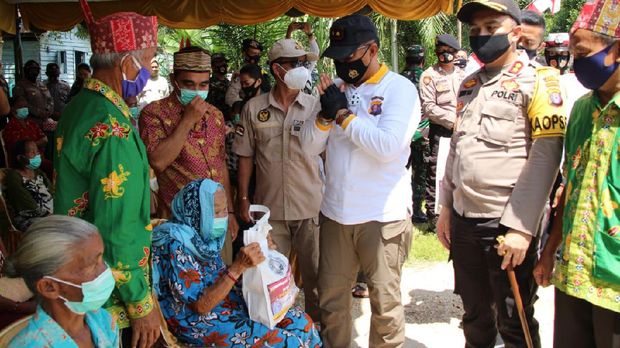 Kapolda Kalteng Irjen Dedi Prasetyo menyalurkan bansos ke warga di pelosok