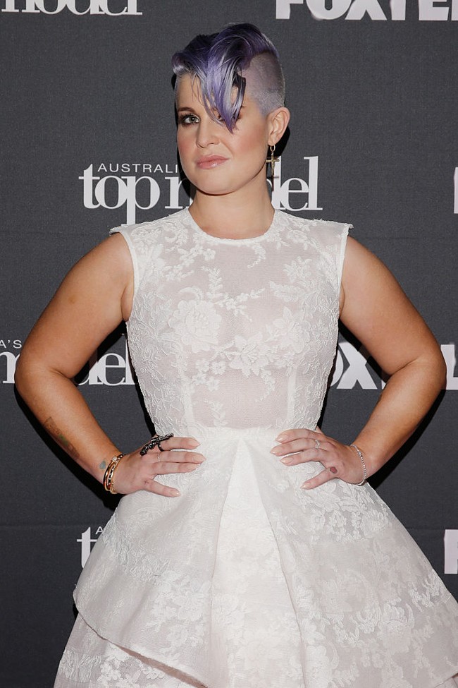 Kelly Osbourne yang dikenal sebagai anak musisi rock Ozzy Osbourne memutuskan menurunkan berat badan setelah tampil di Dancing With the Stars pada 2009. Namun dia kerap mengalami on dan off dalam hal penurunan berat badan ini. Hingga di 2020 ini, Kelly benar-benar tampil beda setelah bobotnya terpangkas puluhan kg. Foto: Dok. Instagram, Dok. Getty Images
