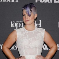 Kelly Osbourne yang dikenal sebagai anak musisi rock Ozzy Osbourne memutuskan menurunkan berat badan setelah tampil di Dancing With the Stars pada 2009. Namun dia kerap mengalami on dan off dalam hal penurunan berat badan ini. Hingga di 2020 ini, Kelly benar-benar tampil beda setelah bobotnya terpangkas puluhan kg. Foto: Dok. Instagram, Dok. Getty Images