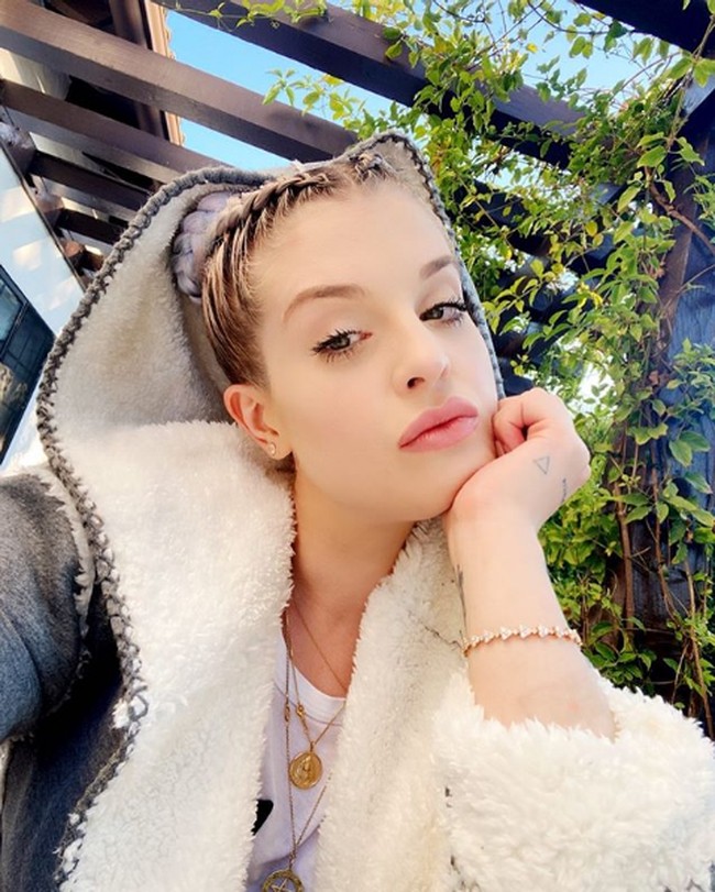 Tidak sedikit netizen yang kemudian menyadari perubahan penampilan Kelly Osbourne lalu memberikan komentar. Oh Tuhan, kamu kehilangan banyak berat badan, komentar pengguna media sosial dengan nama akun @themamamai. Foto: Dok. Instagram, Dok. Getty Images