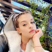 Tidak sedikit netizen yang kemudian menyadari perubahan penampilan Kelly Osbourne lalu memberikan komentar. Oh Tuhan, kamu kehilangan banyak berat badan, komentar pengguna media sosial dengan nama akun @themamamai. Foto: Dok. Instagram, Dok. Getty Images