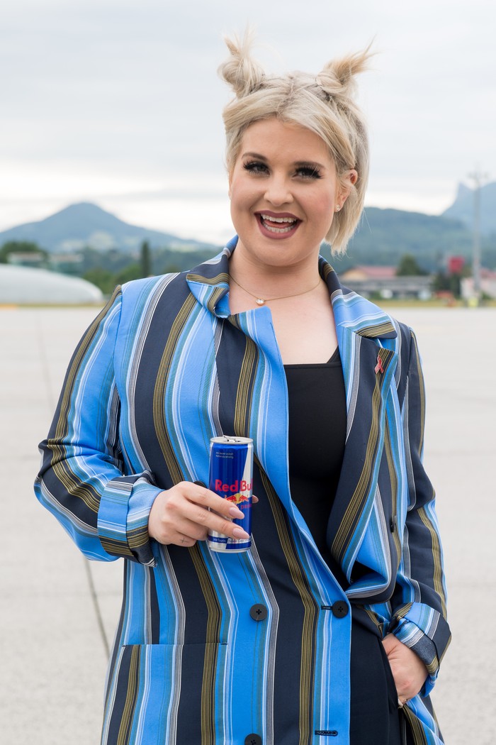 Kelly Osbourne SALZBURG, AUSTRIA - JUNE 01: Kelly Osbourne poses during the arrival of the Life Ball plane on June 1, 2018 in Salzburg, Austria. The EpicRiders travel from Zurich to Vienna as part of the Life Ball 2018 raising money for amfAR's life-saving research to find a cure for HIV/AIDS. (Photo by Lennart Preiss/Getty Images)