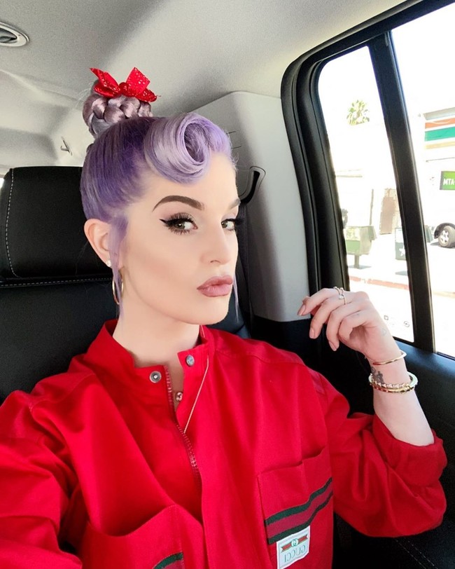 Kelly Osbourne pertama kali memperlihatkan penampilan barunya melalui salah satu postingan di akun Instagram pribadi miliknya @kellyosbourne. Dalam foto tersebut Kelly terlihat menata rambutnya ungunya dengan gaya rambut updo sambil mengenakan pakaian berwarna merah dari merek Gucci. Foto: Instagram / Kelly Osbourne