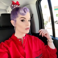 Kelly Osbourne pertama kali memperlihatkan penampilan barunya melalui salah satu postingan di akun Instagram pribadi miliknya @kellyosbourne. Dalam foto tersebut Kelly terlihat menata rambutnya ungunya dengan gaya rambut updo sambil mengenakan pakaian berwarna merah dari merek Gucci. Foto: Instagram / Kelly Osbourne