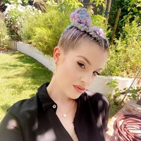 Kelly Osbourne pun membalas komentar netizen tersebut dengan mengatakan berat badannya kini turun 38,5 kg. Itu benar mamma Mai saya kehilangan 38,5 kg sejak terakhir bertemu denganmu. Apakah kamu percaya itu? Kaakakaka, tulisnya. Foto: Dok. Instagram, Dok. Getty Images
