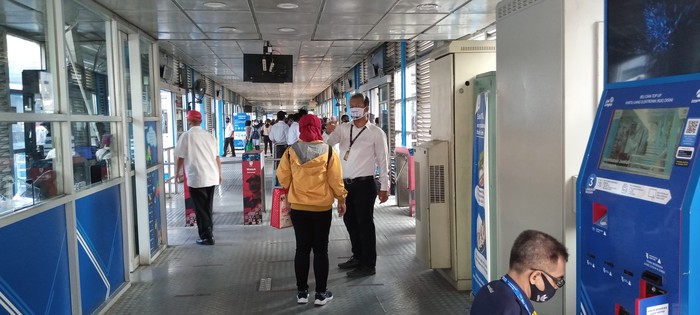 Keramaian di Halte Harmoni di hari pertama pemberlakuan tilang ganjil genap, 10 Agustus 2020. (Kadek M Luxiana/detikcom)