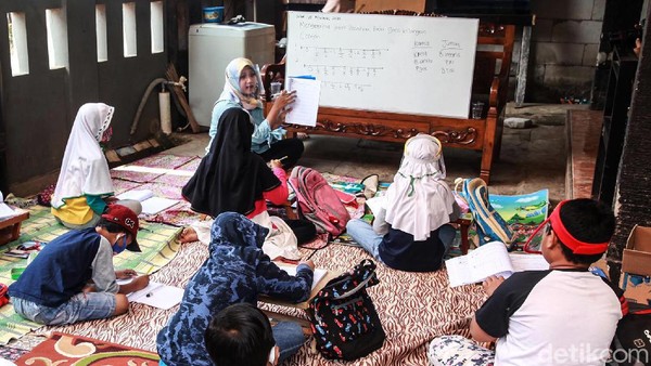 Kesulitan Online, Siswa SD Belajar Tatap Muka di Teras Rumah Guru