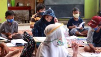 Belajar tatap muka di rumah seorang guru ini diikuti oleh siswa kelas IV SD Muhammadiyah 37, Tangerang Selatan.