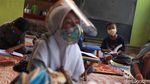 Kesulitan Online, Siswa SD Belajar Tatap Muka di Teras Rumah Guru