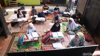 Kegiatan belajar mengajar tatap muka ini terpaksa dilakukan karena murid kesulitan menguasai materi pelajaran saat proses belajar secara online.