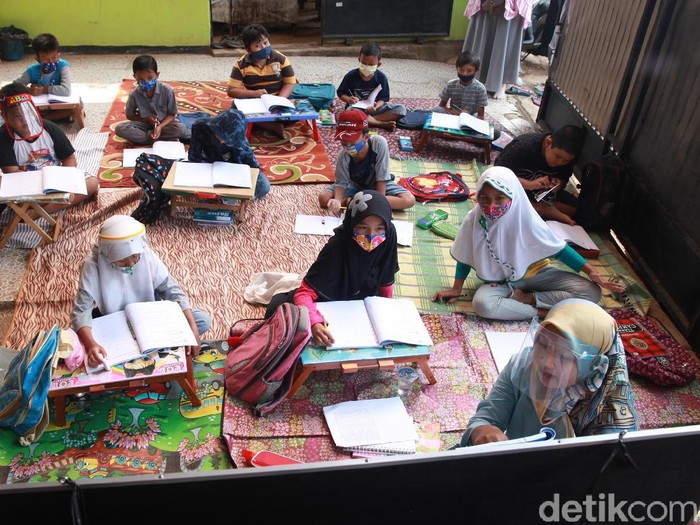 Murid kelas IV SD Muhammadiyah 37 belajar pada teras rumah seorang guru di kawasan Pondok Cabe Udik, Tangerang Selatan, Banten, Senin (10/8/2020). Kegiatan belajar mengajar (KBM) tatap muka dengan menerapkan standar protokol kesehatan ini terpaksa dilakukan karena murid kesulitan menguasai materi pelajaran saat proses belajar secara online.