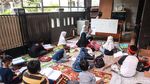 Kesulitan Online, Siswa SD Belajar Tatap Muka di Teras Rumah Guru