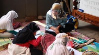 Para siswa wajib mengenakan masker dalam kegiatan belajar mengajar secara tatap muka tersebut.