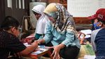 Kesulitan Online, Siswa SD Belajar Tatap Muka di Teras Rumah Guru