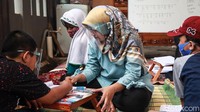 Guru pun juga menenerapkan protokol kesehatan dengan memakai face shield dalam memberikan materi pelajaran kepada para siswa.