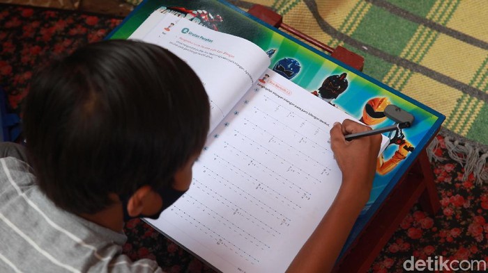 Murid kelas IV SD Muhammadiyah 37 belajar pada teras rumah seorang guru di kawasan Pondok Cabe Udik, Tangerang Selatan, Banten, Senin (10/8/2020). Kegiatan belajar mengajar (KBM) tatap muka dengan menerapkan standar protokol kesehatan ini terpaksa dilakukan karena murid kesulitan menguasai materi pelajaran saat proses belajar secara online.
