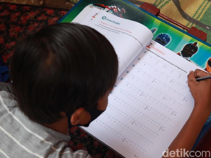 Murid kelas IV SD Muhammadiyah 37 belajar pada teras rumah seorang guru di kawasan Pondok Cabe Udik, Tangerang Selatan, Banten, Senin (10/8/2020). Kegiatan belajar mengajar (KBM) tatap muka dengan menerapkan standar protokol kesehatan ini terpaksa dilakukan karena murid kesulitan menguasai materi pelajaran saat proses belajar secara online.