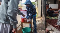 Para siswa harus mencuci tangan dengan sabun sebelum mengikuti kegiatan belajar mengajar tatap muka di rumah salah seorang guru.