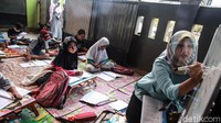 Sejumlah siswa belajar tatap muka di teras rumah seorang guru di kawasan Pondok Cabe Udik, Tangerang Selatan, Banten, Senin (10/8/2020).