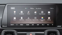 Fitur hiburan di mobil ini pun tidak main-main. KIA menyematkan layanan infotainment UVO yang punya 57 fitur, termasuk bantuan suara. Di bagian tengah ada panel layar sentuh 10,25 inci berspesifikasi HD. Sistem hiburan makin komplet berkat adanya 7-speaker besutan Bose dengan sub-woofer. Foto: KIA Motors India