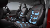 Bagian kabin KIA Sonet khususnya tipe GT Line mengusung nuansa serba sporty. Area interior menggunakan warna serba hitam yang dikombinasi aksen dan detail jahitan benang merah di beberapa titik seperti door trim, sarung tuas transmisi, jok, hingga lingkar kemudi. Foto: KIA Motors India