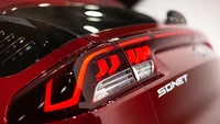 Model tertinggi KIA Sonet hadir dalam varian GT Line. Trim GT Line hadir eksklusif dengan interior eksklusif yang didominasi warna merah. Di bagian luar, identitas tipe ini dicirikan dengan grille hitam glossy yang dibubuhi emblem GT Line berwarna merah. Foto: Zigwheels