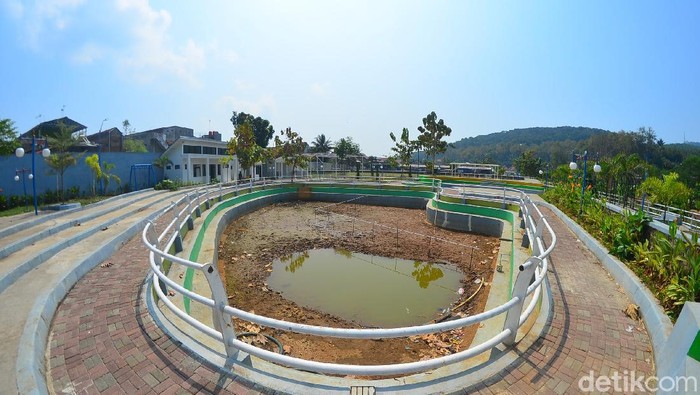 Kolam ikan di Taman Ecopark, Kota Banjar kering dan pagar pembatas patah.